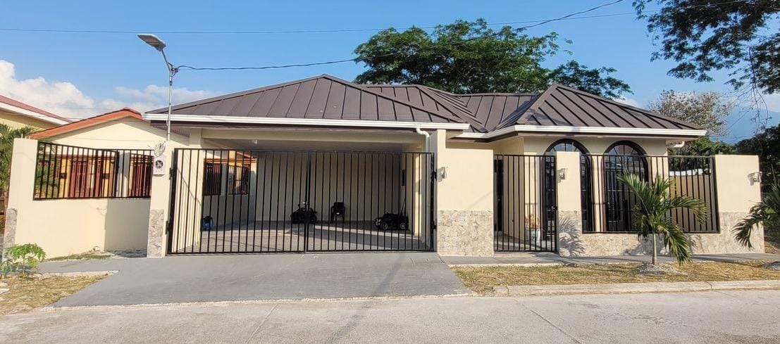 Hermosa Casa en Circuito Cerrado – Residencial Los Olivos 1, La Ceiba